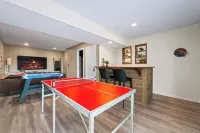 ROSELAWN RETREAT: Firepit, Gameroom, Views! Huge Gorgeous home 5 mins to the Ark