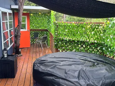 Asheville getaway, deck, hottub, trees, fire pit