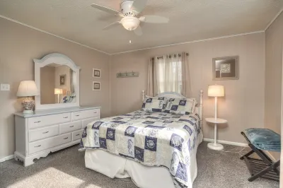 4Br 2BA-Pet Friendly. Walk to Beach, Town, Dining. Pool, Pickleball, Tennis, Gym