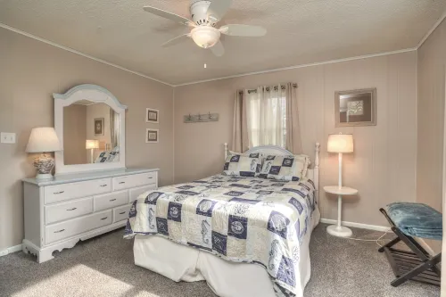 4Br 2BA-Pet Friendly. Walk to Beach, Town, Dining. Pool, Pickleball, Tennis, Gym