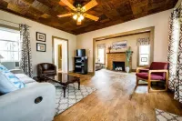 Charming/Cozy 2 BR 1 Bath steps from downtown.