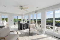 5-bed Waterfront Beach house with DIRECT access to Private Kelly Beach in Bonnet