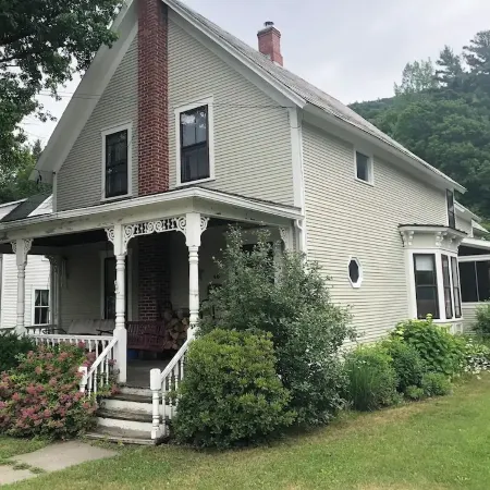 Green Mountain Village Getaway in picturesque Bristol, Vermont. Отели в г. Аддисон