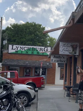 Bueller's Barrel House - Your Exquisite Getaway (Golf Cart Included)