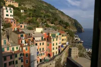 A few meters from the sea, with sea view balconies in the 5 Terre park.