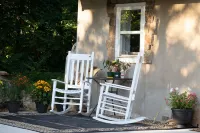 Modern , farmhouse basement, suite, queen bed, efficiency , dogs welcome.