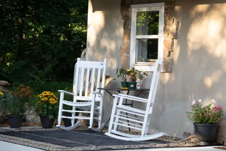 Modern , farmhouse basement, suite, queen bed, efficiency , dogs welcome. Отели рядом с достопримечательностью «Lazy Days Winery»