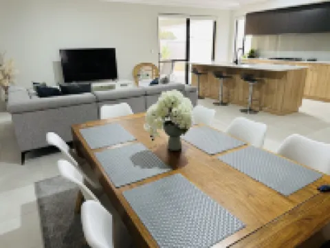 New 5 Bedroom Home 1km from the Beautiful Busselton Beaches