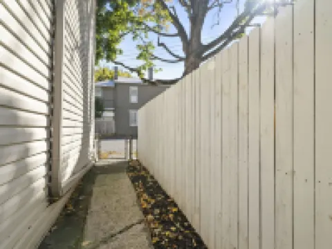 Jefferson Off Main: *4 Beds*King Beds*Walk to Main* 3 Full Bath Hotels in Madison