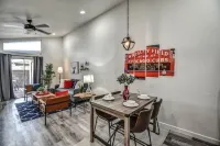 ☺ Just Remodeled ☺ Sparkling Townhouse with Patio!