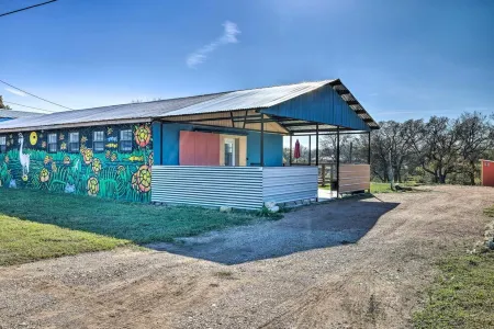 San Marcos Get Away! Waterfront with Gameroom and Pickleball Court! No Pets!