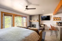 Der Steiermark Unit 108 King Studio Off Main St w/ Patio, Hot Tub & Free Parking