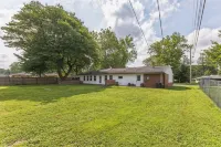 Adorable bungalow fully furnished - month to month rental.