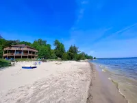 Lake Michigan Cabin + Hot Tub & Spectacular Views • Sleeps 8