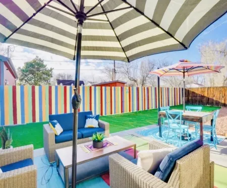 Vibrant  Pet and Family friendly fully fenced yard great location