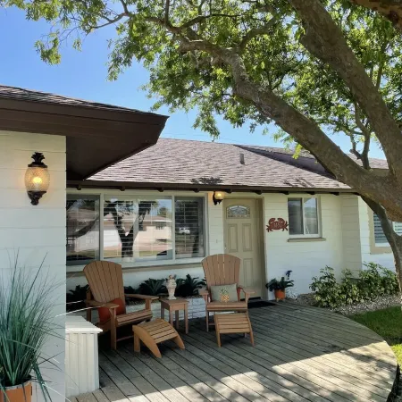 Beachside Daytona Beach Shores 5 min walk to beach, restaurants and more!