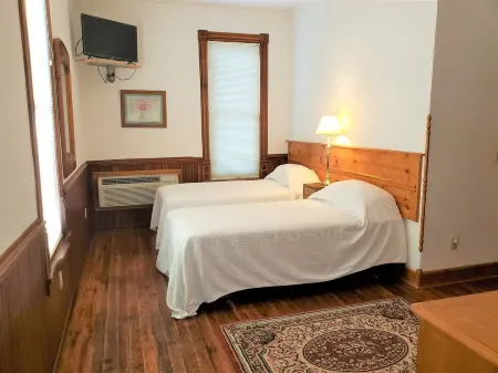 Historic Hardware Inn with River Views: Suite 200