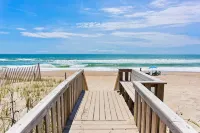 Oceanfront Condo w/Views, Pool + Parking - Beach