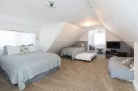 Multi-Generation retreat! Pet friendly w/ fenced yard. 5 min to lake & trails.