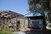 Golden Beachhouse - 5 mins from 90mile beach and shops