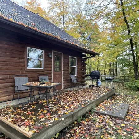 Beautiful log cabin with all the creature comforts of home. Private fishing lake