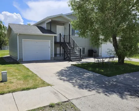 single/multi family 4 bed 2 bath 2 garage Hotels in Belgrade