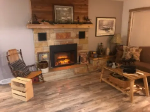 Lovely location close to the lake and downtown Lake CIty & Several beaches. 米索基縣酒店