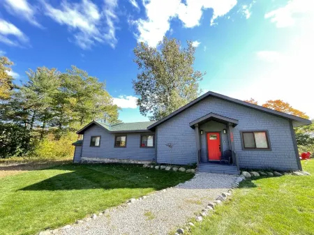 New 3-Bed Charming House Отели в г. Саранак Лейк