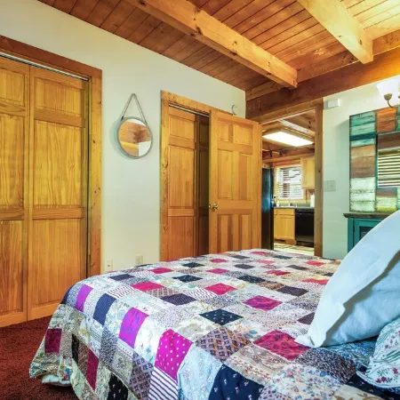 Creekside Cozy Cabin:Minutes to UTK, Dtwn Knox & M’ville ,Marina, & TYS airport