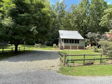 Riverside Retreat located on the Nottely River in the North Georgia Mountains. Отели в г. Юнион