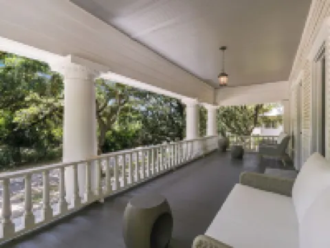 The Ella Norah. A Luxury Retreat. Pool and Spa. Steps to Main Street.