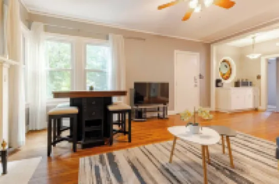 Austin Charm: 2Bed/2Ba/Flex Bungalow with office and deck. Central to Everything