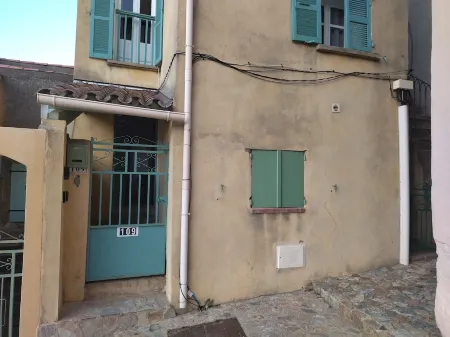 2-bedroom apartment 5 km from the beautiful beaches of Ile Rousse