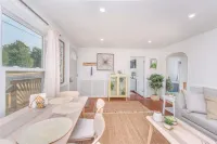 Kingwood Cottage, a beautiful 2-bedroom cottage across from Kingwood