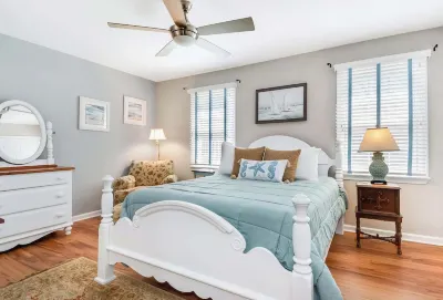 Waterviews, Comfort & Convenience!