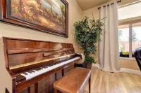 3,000sqft oasis with pool/spa/vegetable garden. Great location!!!