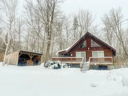 Cozy chalet near lakes and mountains. Pet friendly!