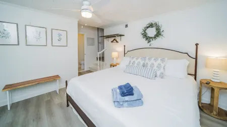 Pet-friendly* Walk Everywhere* Southport* Gameroom* Sleeps 10