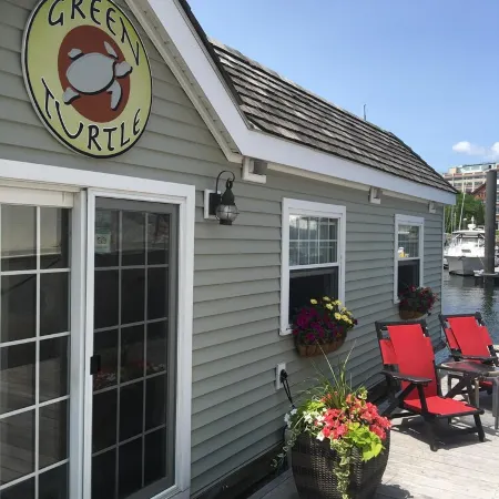 Romantic Boston Harbor Houseboat Stay for 2 People. A/C. Close to Freedom Trail.