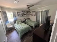 Remodeled House with New Pool!  Walk to Beach on the Bay! Minutes to Beaches! Các khách sạn ở Lake Lorraine