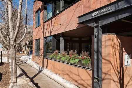 7 Million Luxury Residence at “Monarch on the Park”Downtown Aspen with Parking