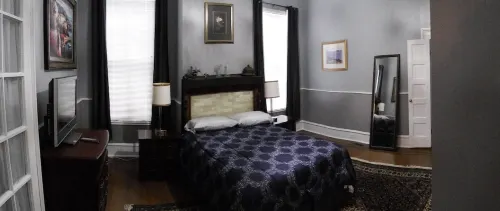 Well Equipped Clean Comfy Downtown APT with Parking - Homestays