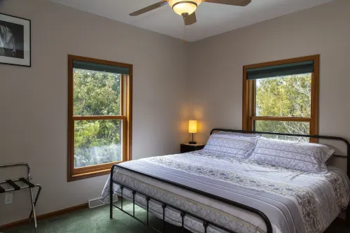 Hidden gem, secluded yet close to everything. Perfect multi-family retreat.
