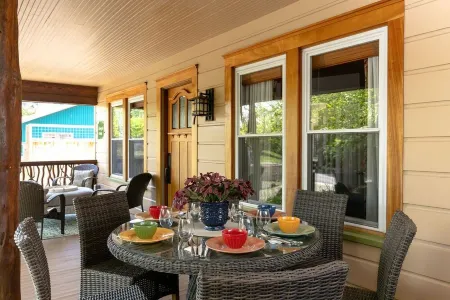 Beautifully Restored Craftsman Home - Downtown Weaverville - Fenced Pet Yard