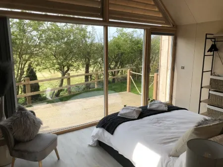 Luxury Timber Clad Eco-Lodge 5 miles from the Norfolk Heritage Coast Отели рядом с достопримечательностью «Сандрингем Эстейт»