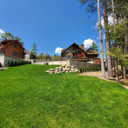 River bank lodge just minutes to Lake George with heated salt water pool