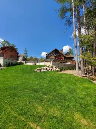 River bank lodge just minutes to Lake George with heated salt water pool