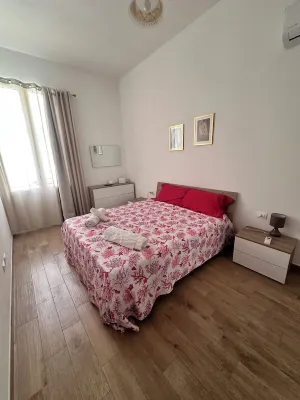 Via Grotte House Fully Renovated Modern, Central and 3 min walk to Train La Certosa 주변 호텔