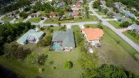 Private Heated Pool, Tropical Breezes from the Ocean, Only 10 Minutes to Beach! Hotel in zona Savannas Preserve State Park
