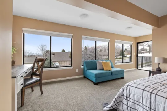 Unique Cottonwood Heights home close to the slopes with hottub!